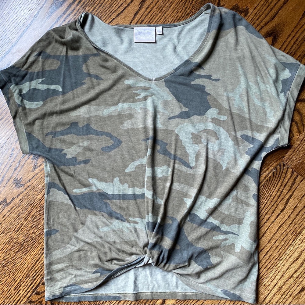 Dantelle Extended Shoulder V-Neck Twist Bottom Camo Soft Shirt, EUC M